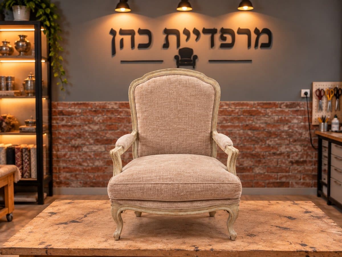 כורסה מגולפת בסגנון עתיק — אחרי